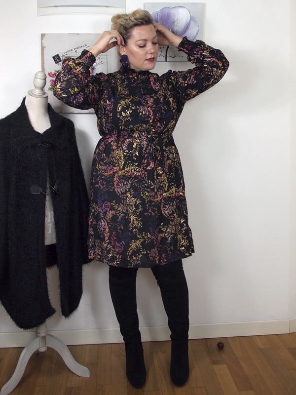 outfit curvy stile anni 70 con abito fantasia e stivali sopra al ginocchio