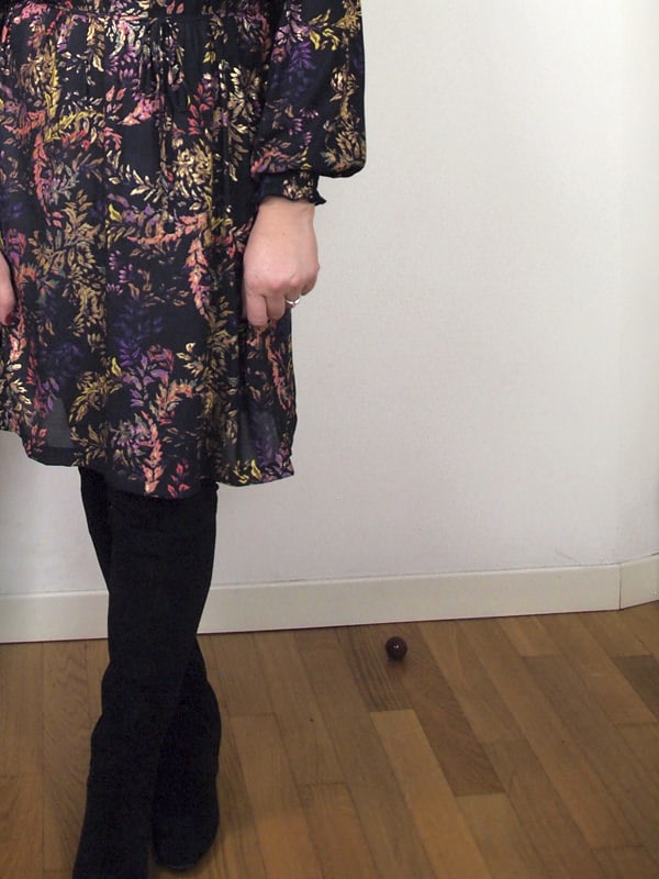 outfit curvy stile anni 70 con abito fantasia e stivali sopra al ginocchio