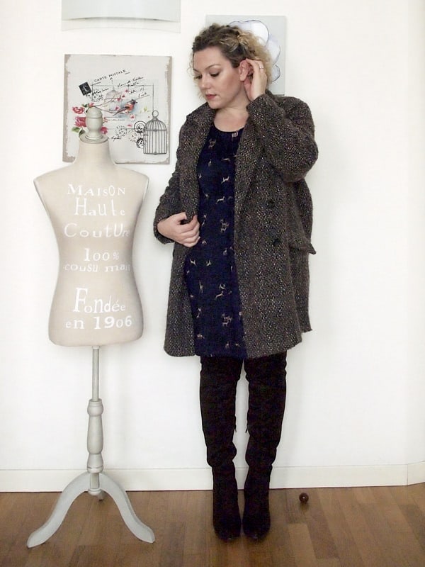 outfit curvy taglia 46 con abitino e stivali sopra al ginocchio