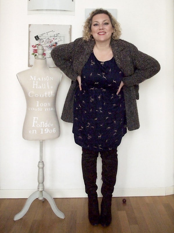 outfit curvy taglia 46 con abitino e stivali sopra al ginocchio