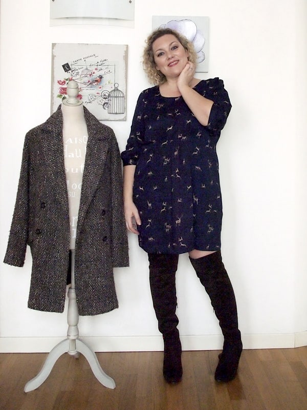 outfit curvy taglia 46 con abitino e stivali sopra al ginocchio