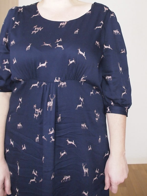 outfit curvy taglia 46 con abitino e stivali sopra al ginocchio