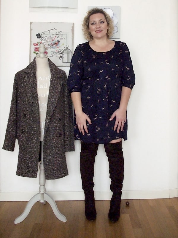 outfit curvy taglia 46 con abitino e stivali sopra al ginocchio