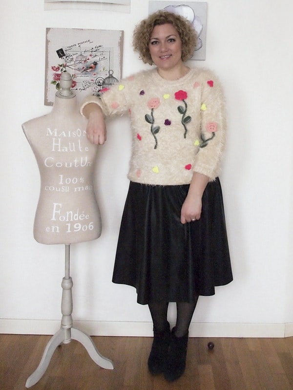 outfit-curvy-taglia46-gonna-pelle-maglione-ricamato-04