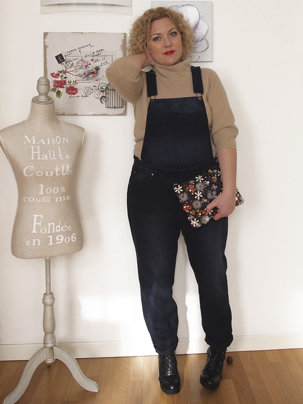 outfit curvy taglia 46 con salopette in denim e pochette ricamata