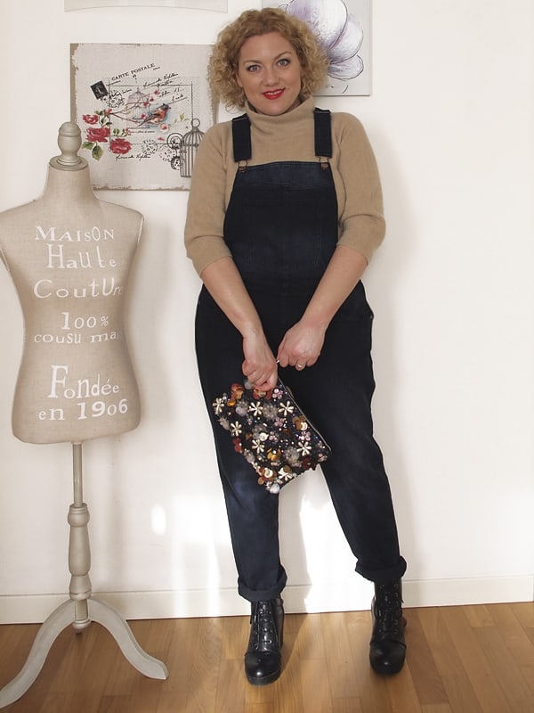 outfit curvy taglia 46 con salopette in denim e pochette ricamata