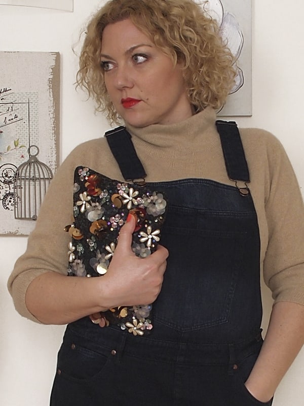 outfit curvy taglia 46 con salopette in denim e pochette ricamata