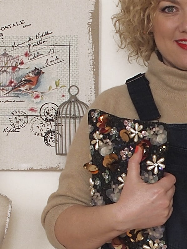 outfit curvy taglia 46 con salopette in denim e pochette ricamata
