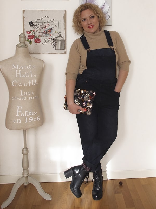 outfit curvy taglia 46 con salopette in denim e pochette ricamata