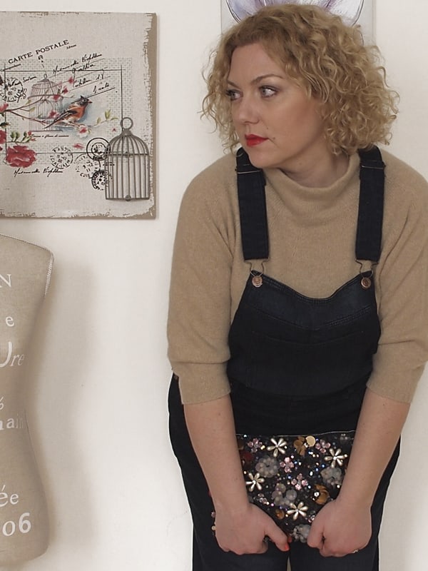 outfit curvy taglia 46 con salopette in denim e pochette ricamata