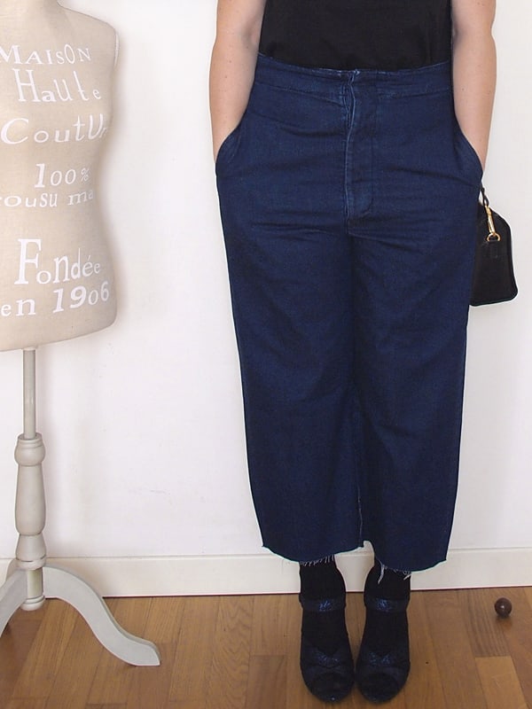 outfit curvy con jeans a vita alta e fondo ampio
