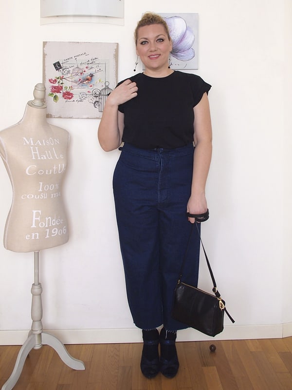outfit curvy con jeans a vita alta e fondo ampio