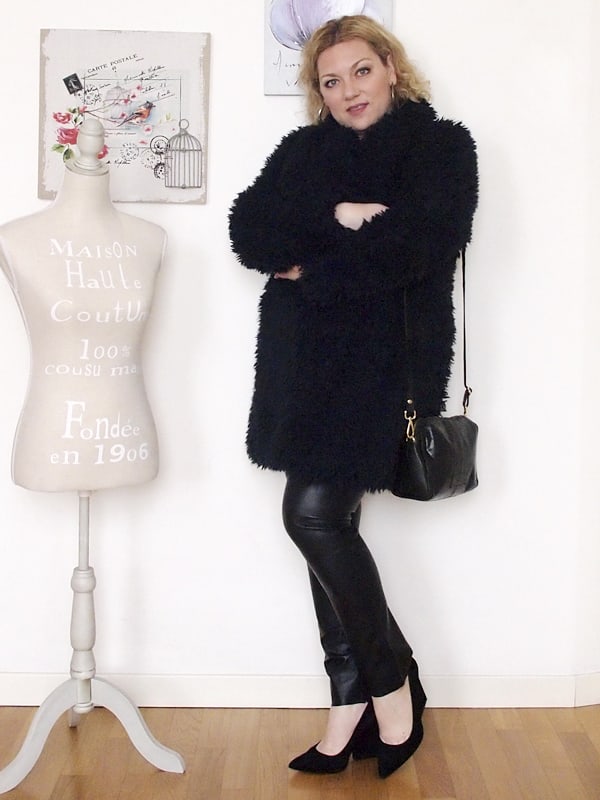 outfit curvy con pantaloni in pelle -11