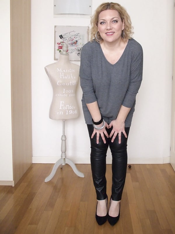 outfit curvy con pantaloni in pelle -5
