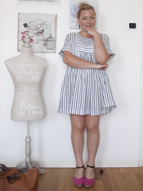 outfit curvy con abitino a righe