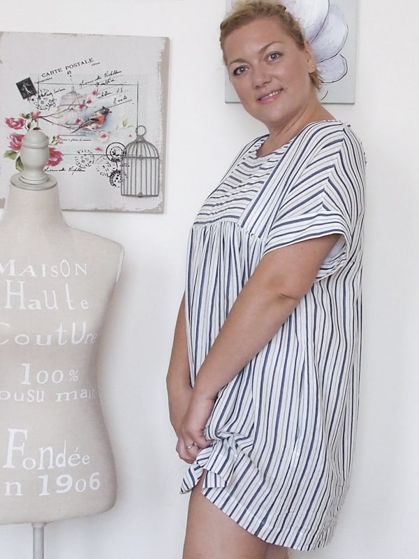 outfit curvy con abitino a righe
