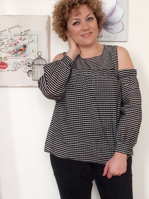 outfit curvy con camicetta vichy a spalle scoperte