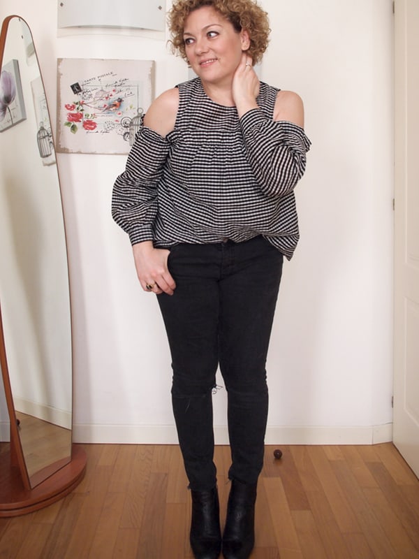 outfit curvy con camicetta vichy a spalle scoperte