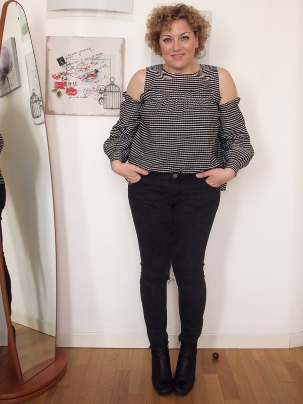 outfit curvy con camicetta vichy a spalle scoperte