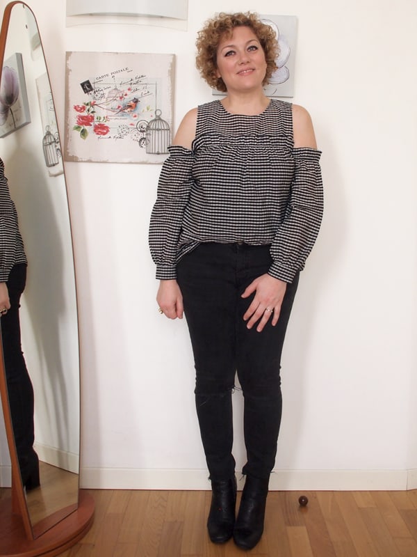 outfit curvy con camicetta vichy a spalle scoperte