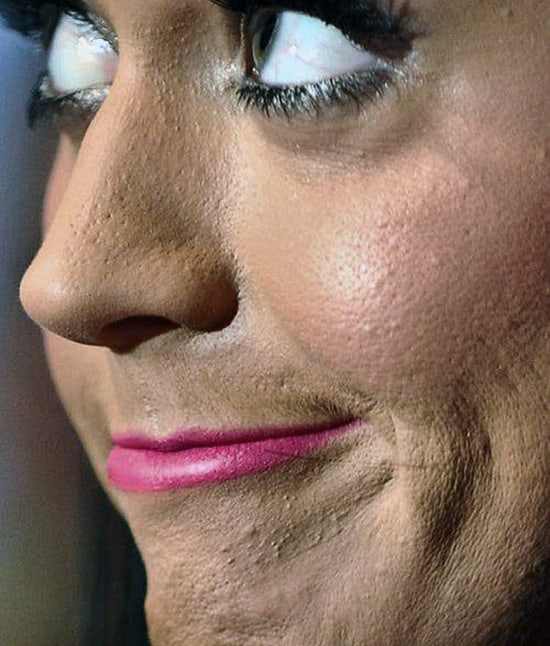 errori make-up che fanno sembrare più vecchia: troppo fondotinta
