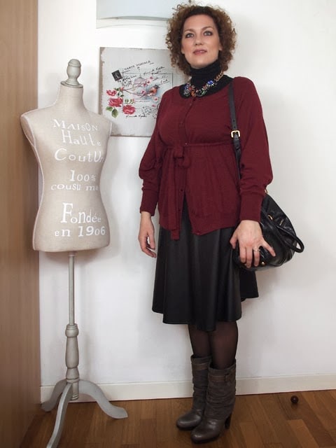 verdementa_blog outfit con gonna longuette in ecopelle, maglia poncho, stivali col tacco e collana fiori Zara.